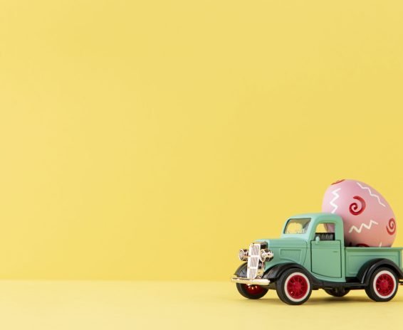 green-easter-car-with-copy-space